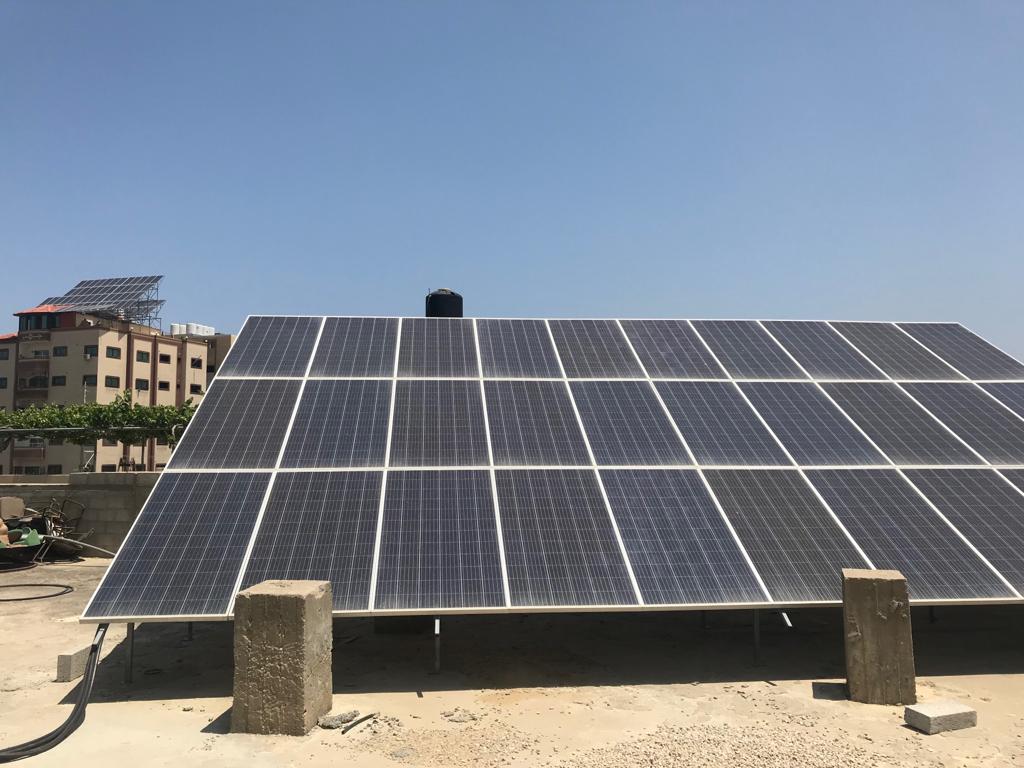 Pannelli solari su tetto edificio PWWSD a Gaza